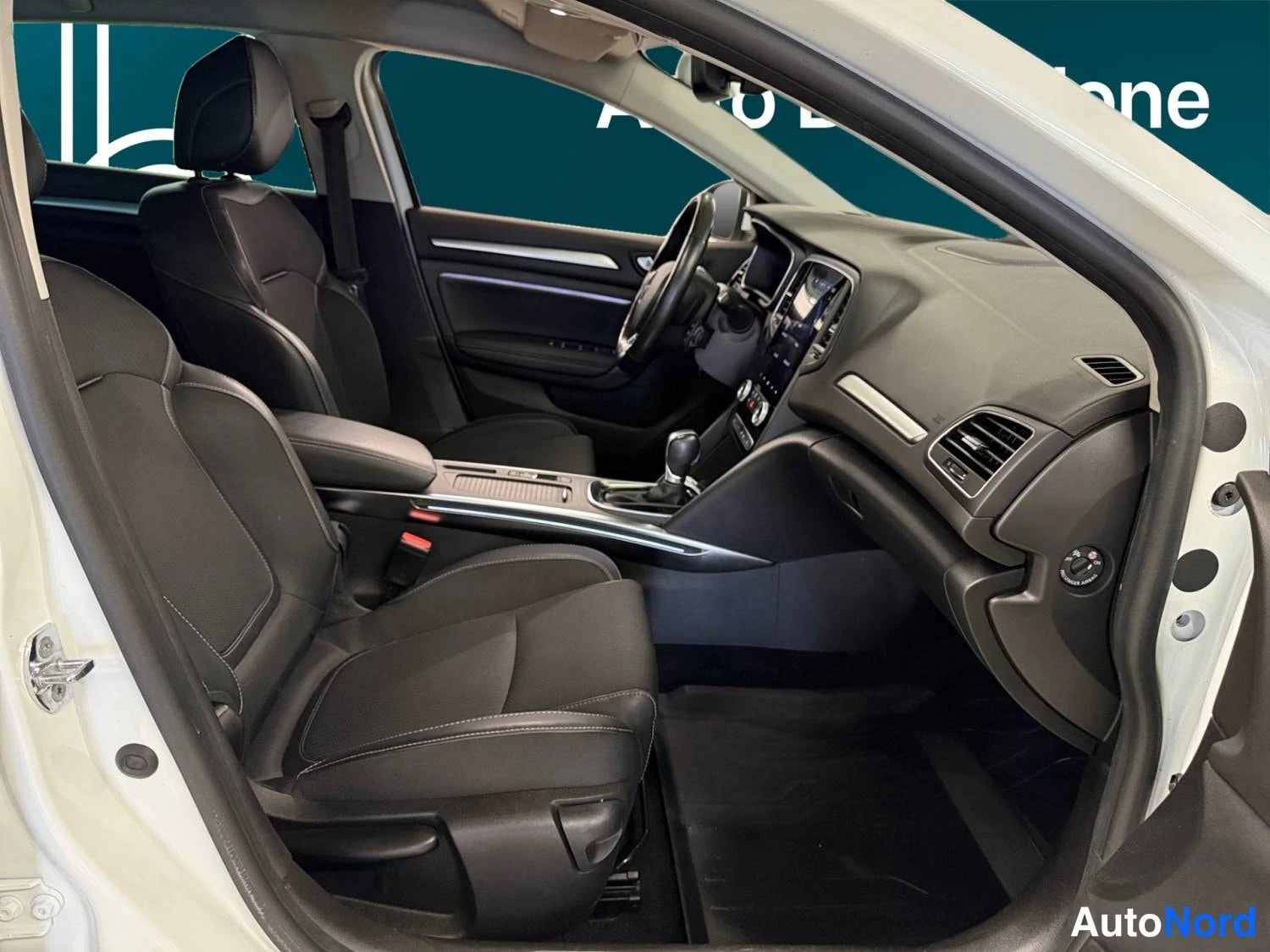Valkoinen Renault Megane 2021, kuva 14