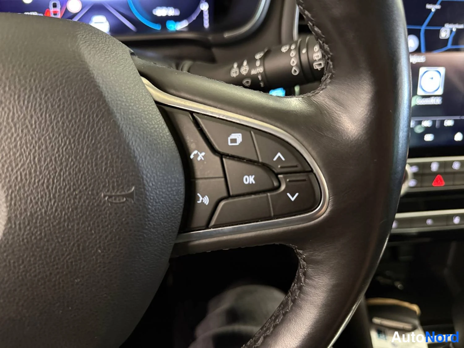 Valkoinen Renault Megane 2021, kuva 18