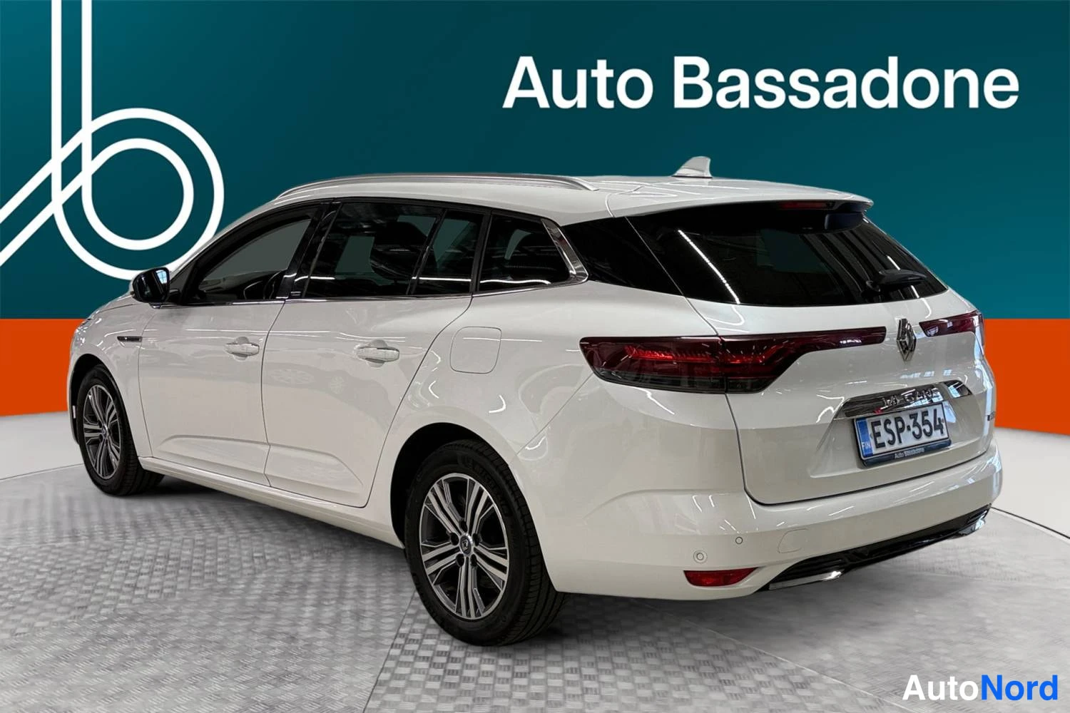 Valkoinen Renault Megane 2021, takaviisto, kuva 7
