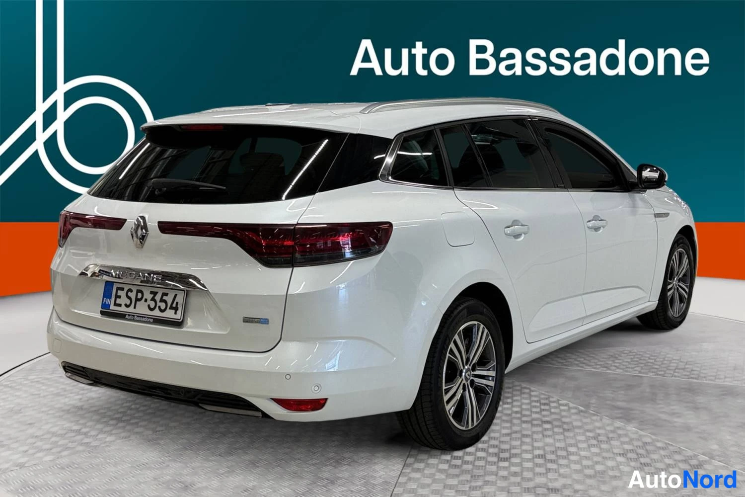Valkoinen Renault Megane 2021, takaviisto, kuva 6
