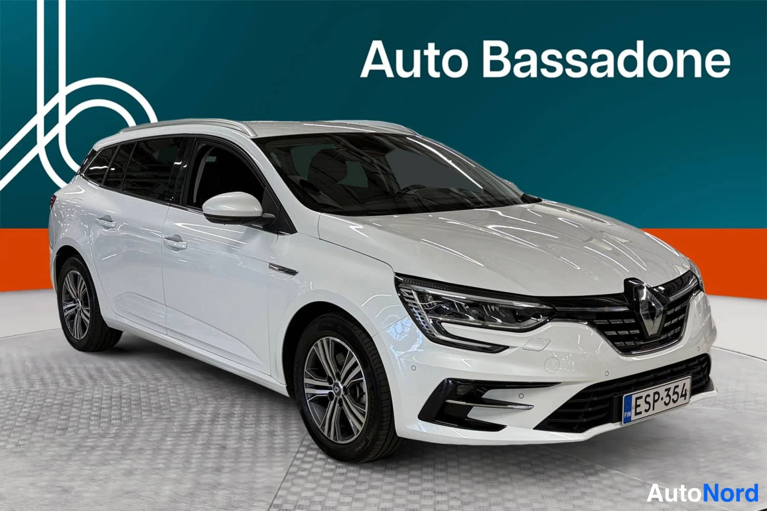 Valkoinen Renault Megane 2021, etuviisto, keula oikealle, kuva 3