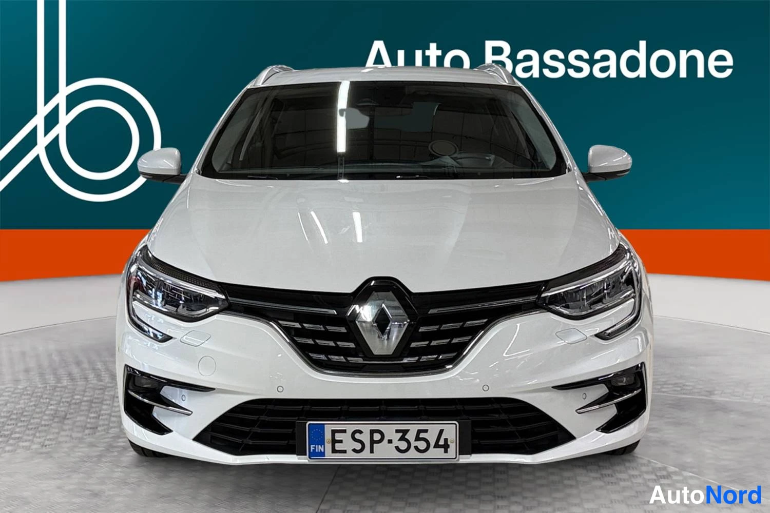 Valkoinen Renault Megane 2021, edestä, kuva 4