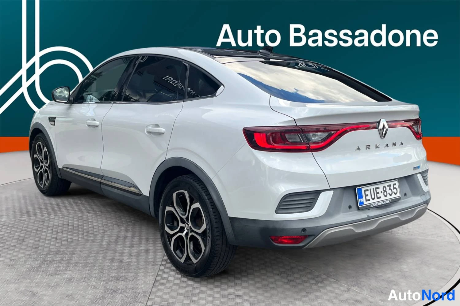 Vit Renault Arkana E-TECH 2022, snett bakifrån, bild 7