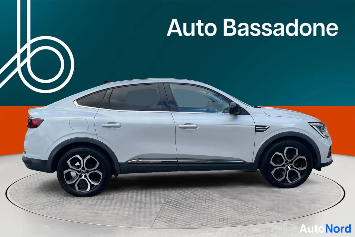 Vit Renault Arkana E-TECH 2022, snett framifrån, fronten åt höger, bild 2
