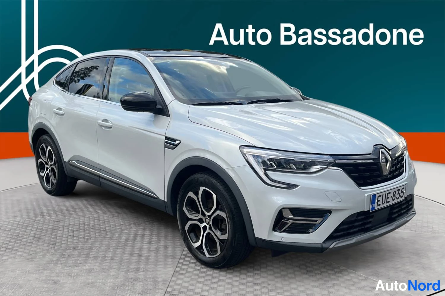 Vit Renault Arkana E-TECH 2022, snett framifrån, fronten åt höger, bild 3