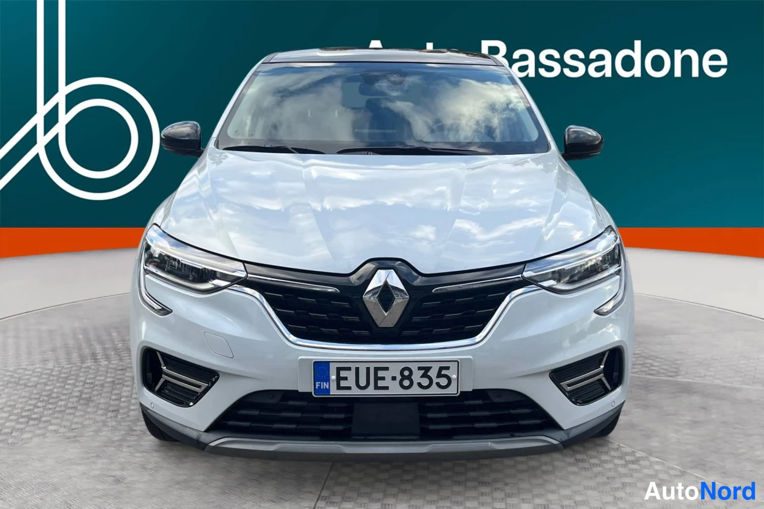 Vit Renault Arkana E-TECH 2022, framifrån, bild 4