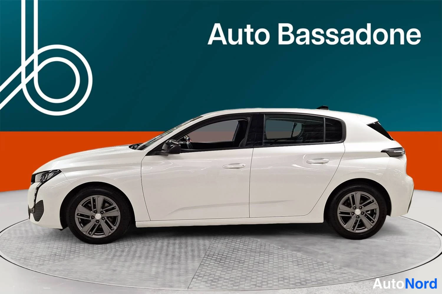 Valkoinen Peugeot 308 2022, etuviisto, keula vasemmalle, kuva 2