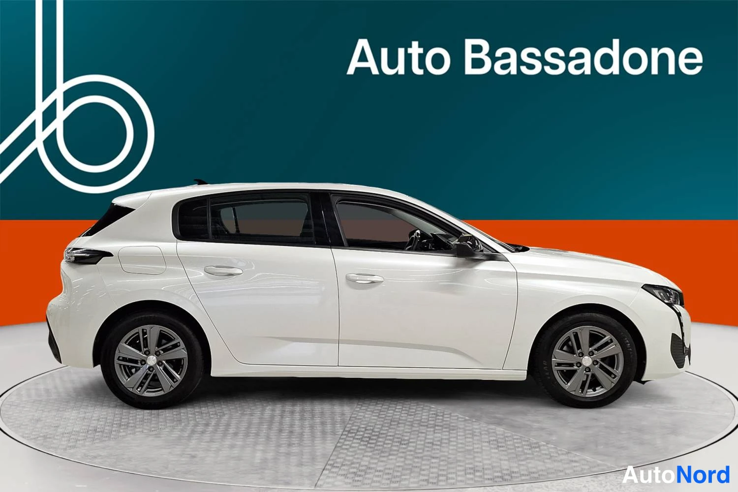 Valkoinen Peugeot 308 2022, sivulta, kuva 5