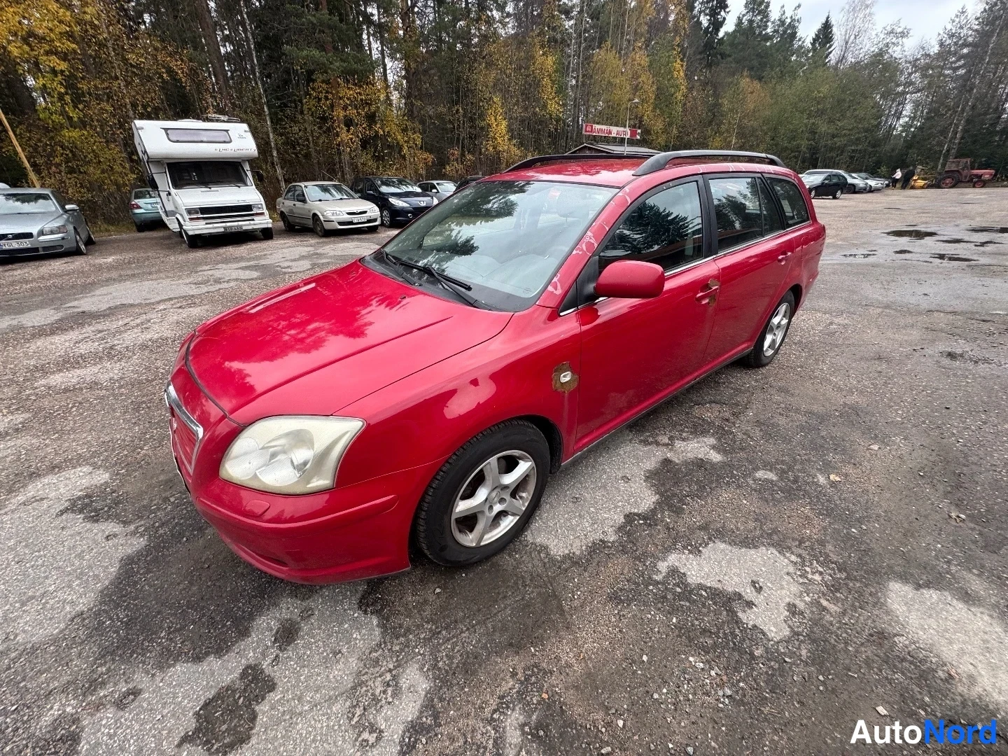 Red Toyota Avensis 2004, front three-quarter, nose to the left, photo 3