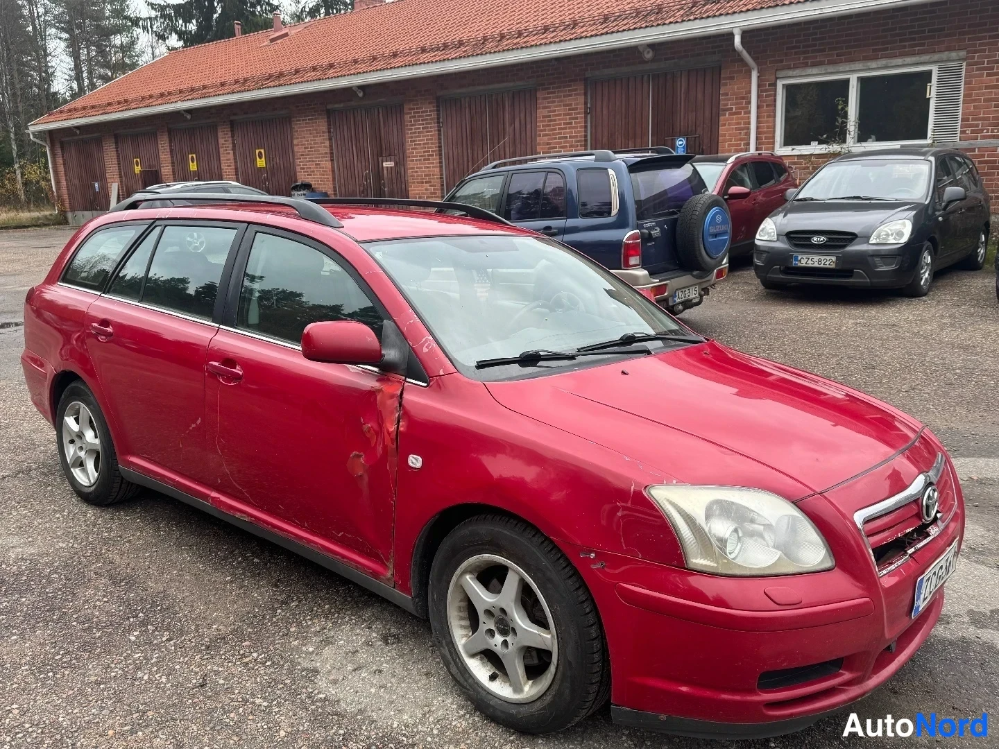 Red Toyota Avensis 2004, front three-quarter, nose to the right, photo 4