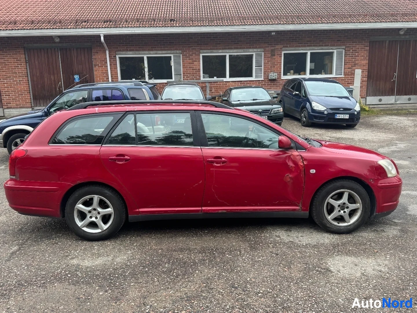 Red Toyota Avensis 2004, rear three-quarter, photo 6