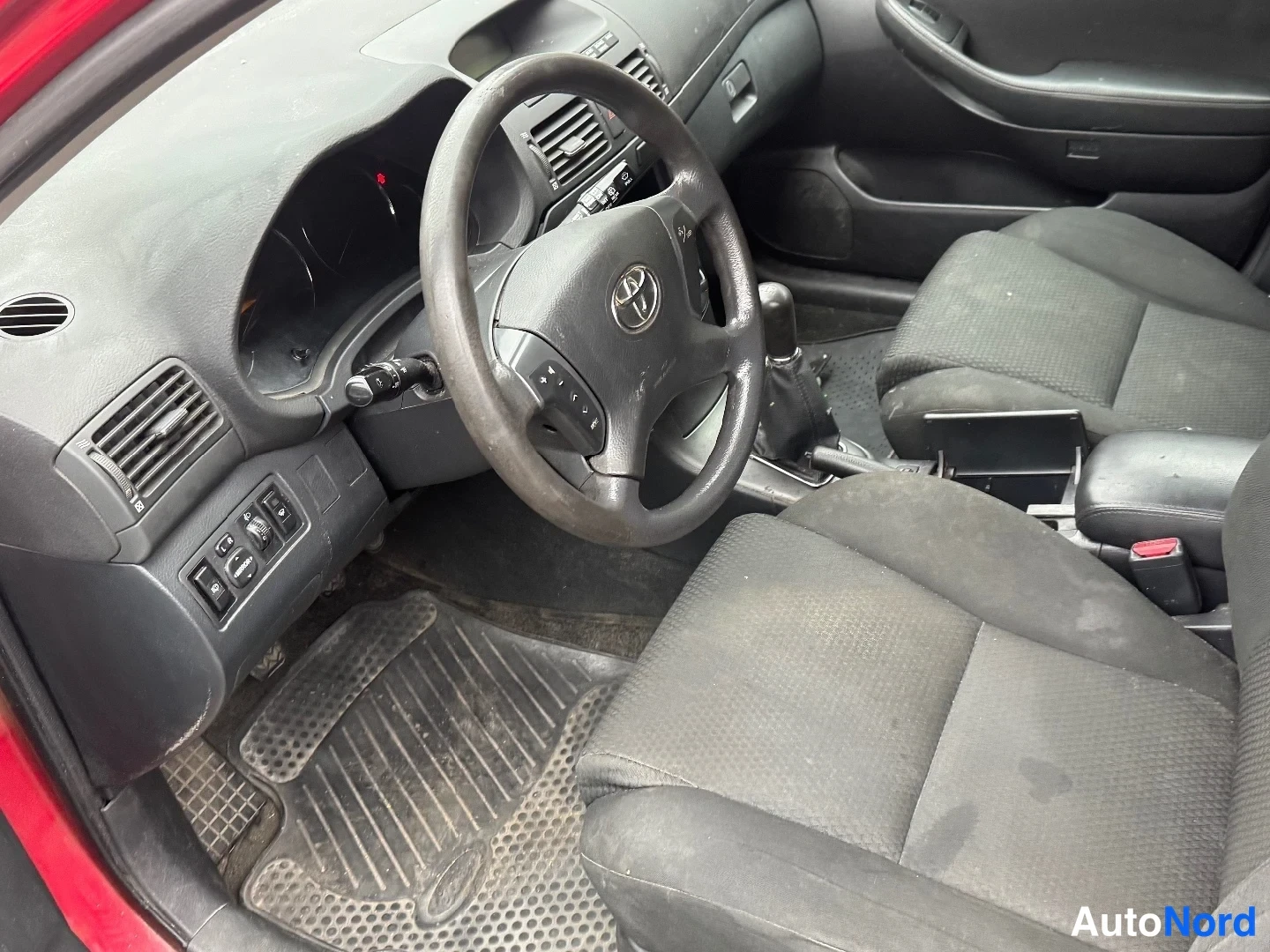 Red Toyota Avensis 2004, photo 12