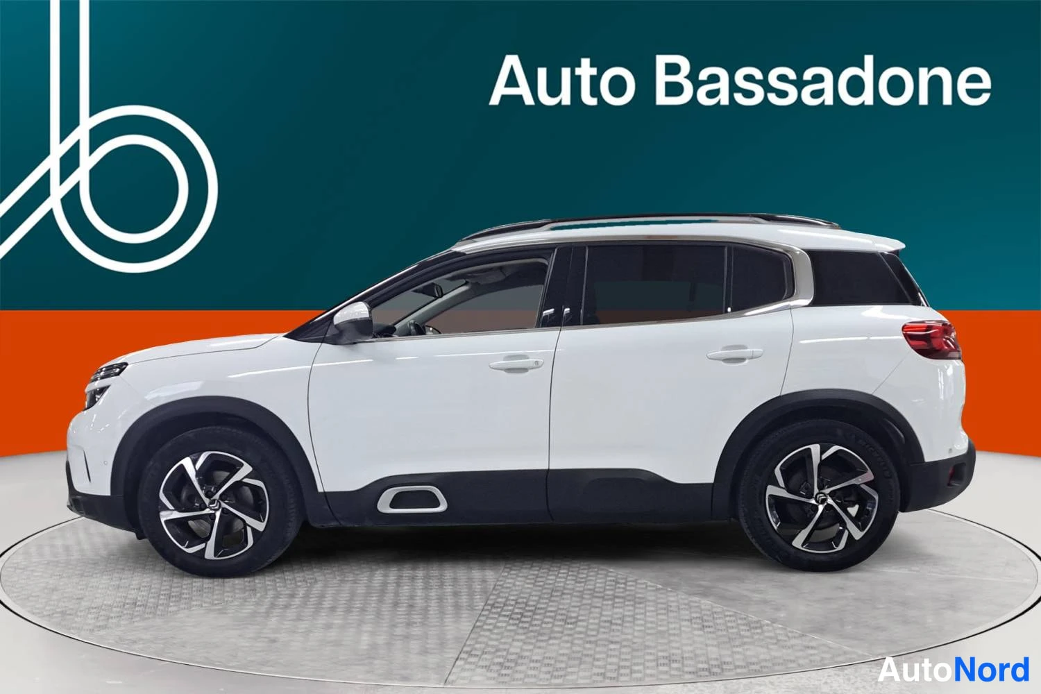 Valkoinen Citroen C5 aircross 2020, takaviisto, kuva 5