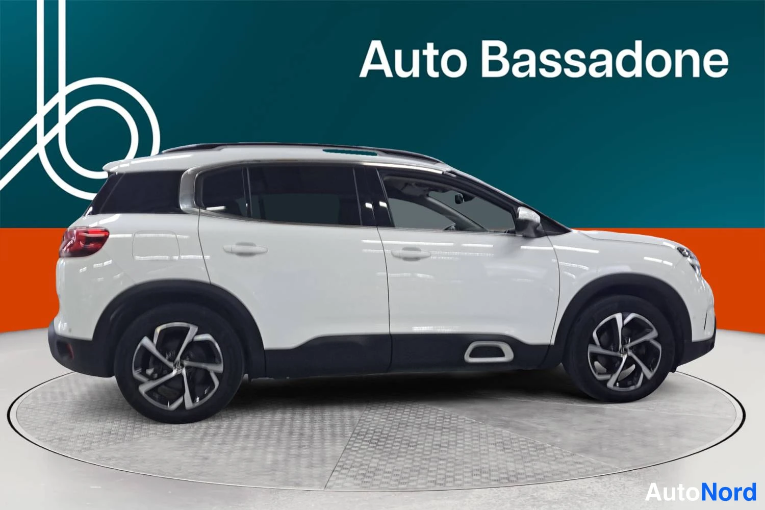 Valkoinen Citroen C5 aircross 2020, sivulta, kuva 4