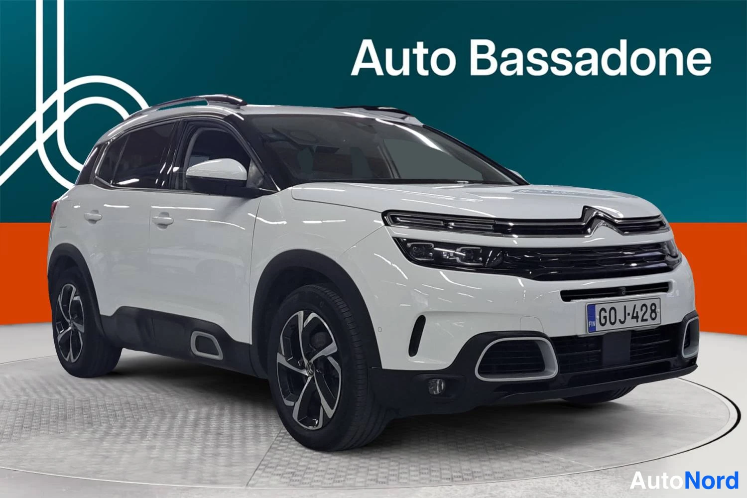 Valkoinen Citroen C5 aircross 2020, etuviisto, keula oikealle, kuva 2