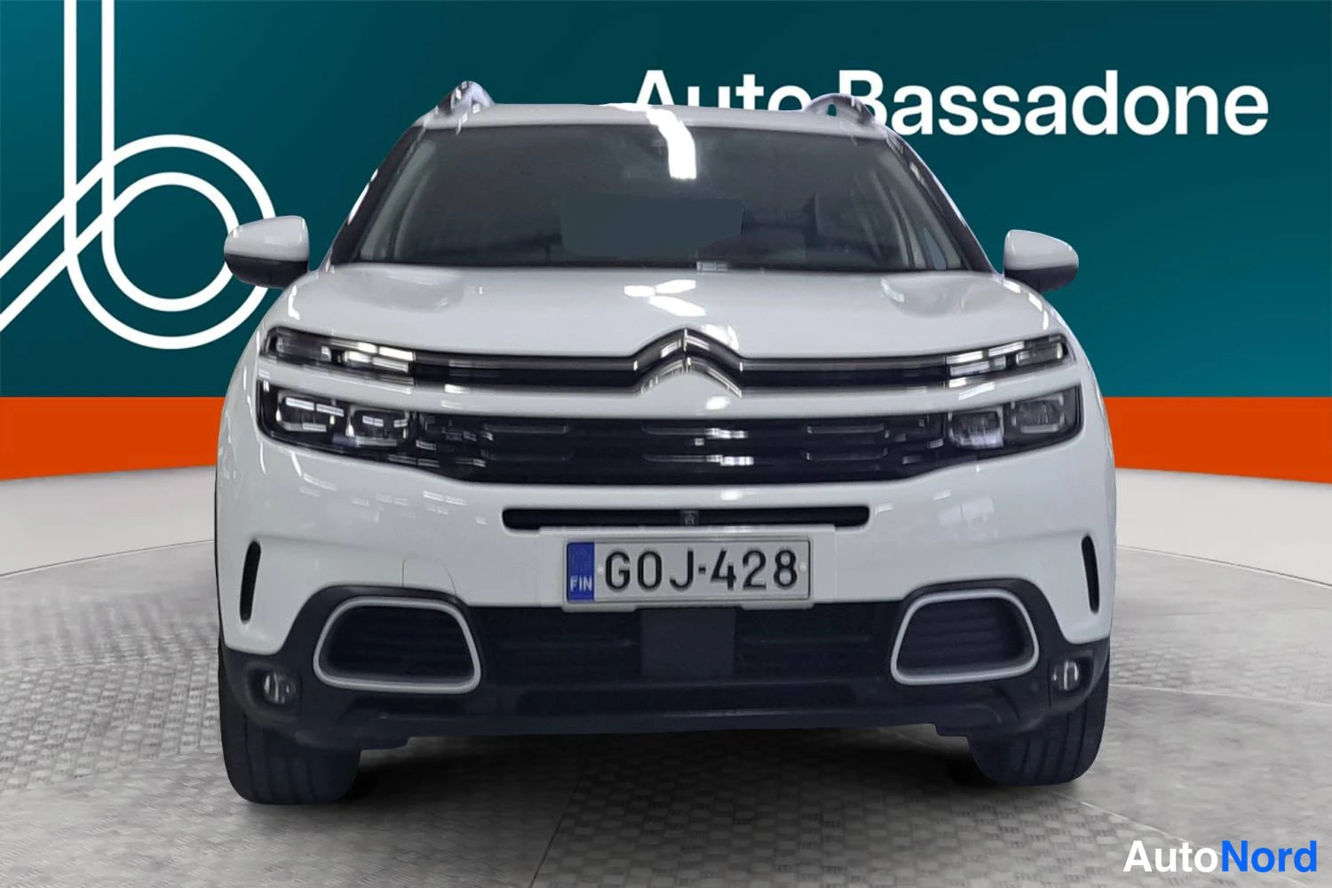 Valkoinen Citroen C5 aircross 2020, edestä, kuva 3