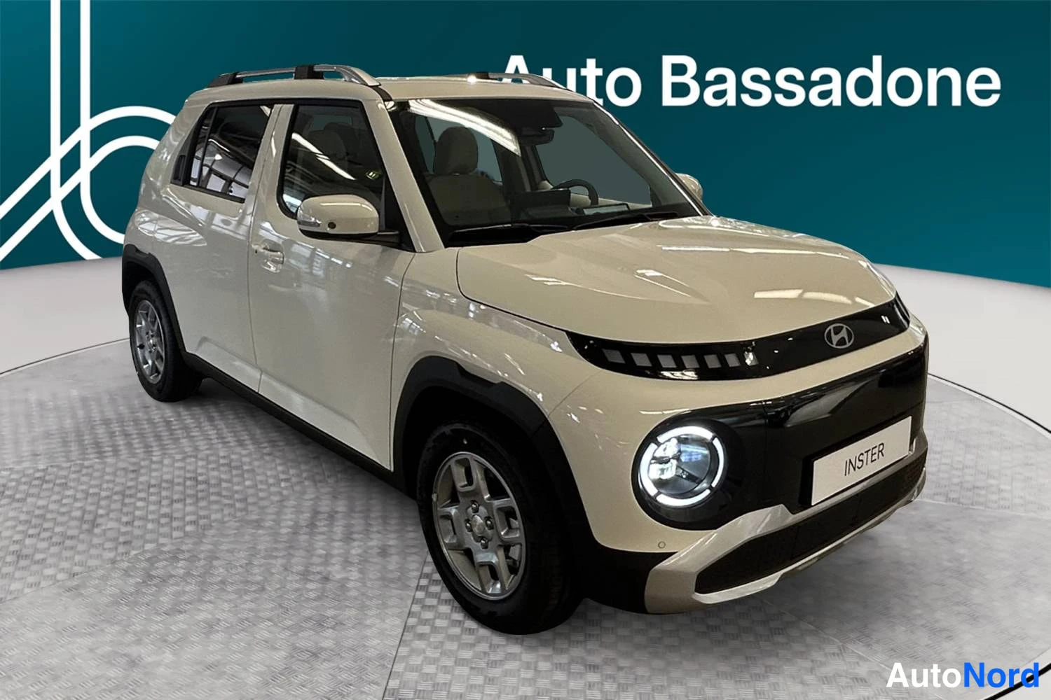 Beige Hyundai Inster 2026, etuviisto, keula oikealle, kuva 2