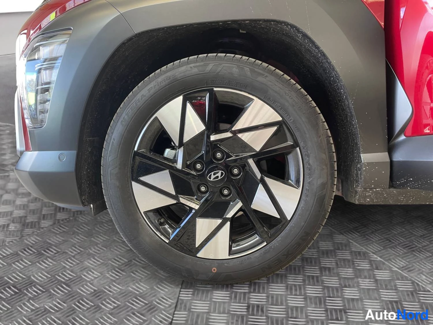 Punainen Hyundai Kona 2026, etuviisto, keula vasemmalle, kuva 2