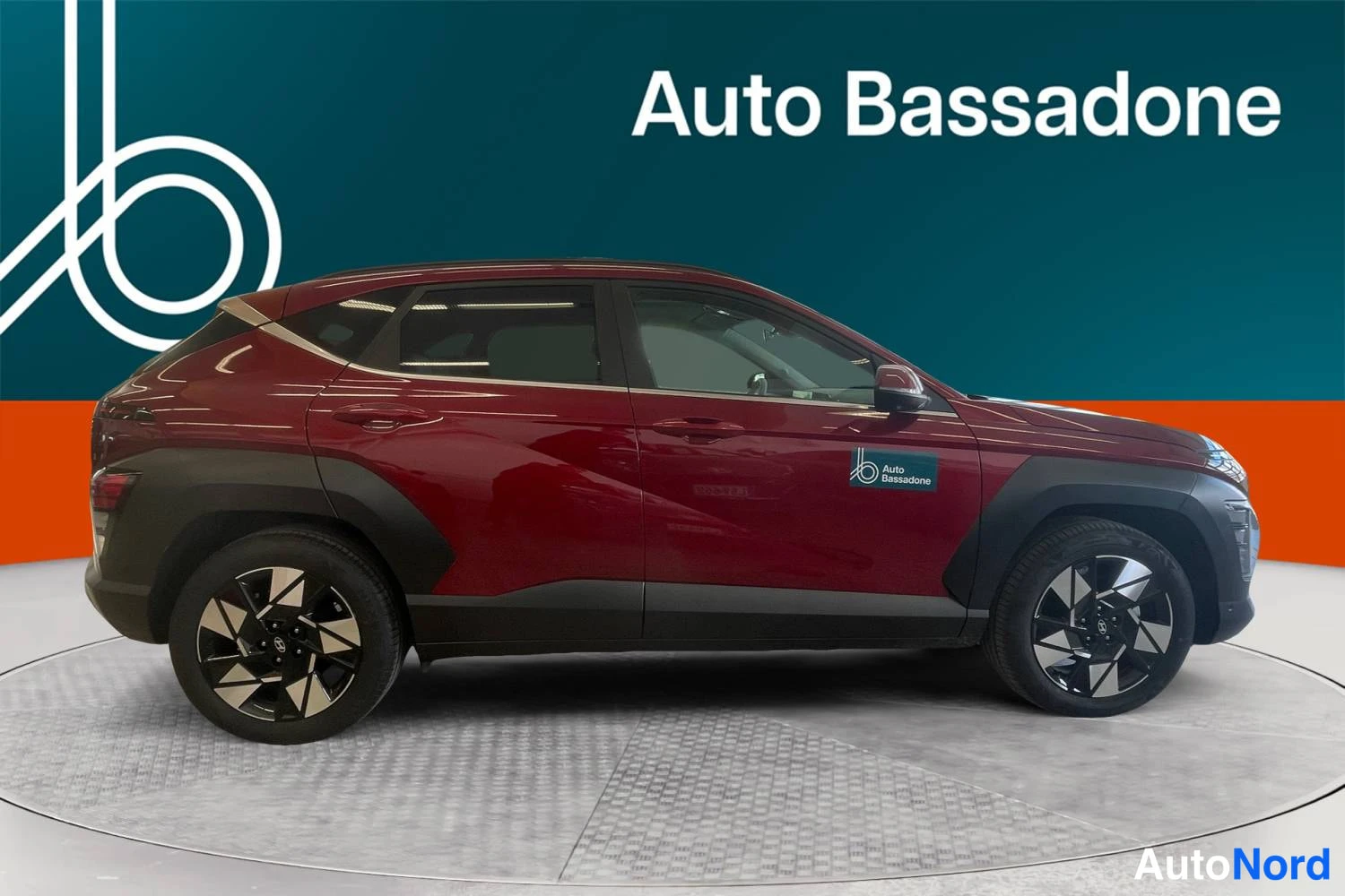 Punainen Hyundai Kona 2026, etuviisto, keula oikealle, kuva 3