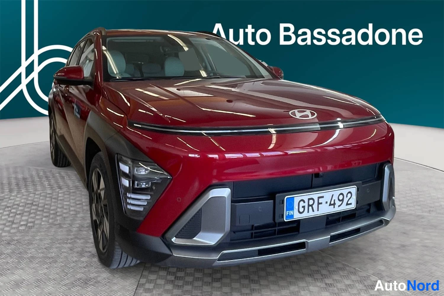 Punainen Hyundai Kona 2026, etuviisto, keula oikealle, kuva 4
