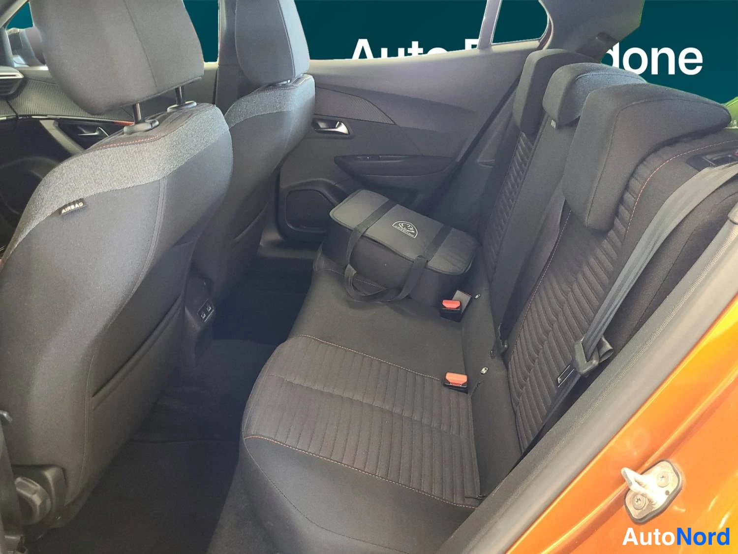 Oranssi Peugeot E-2008 2023, kuva 22