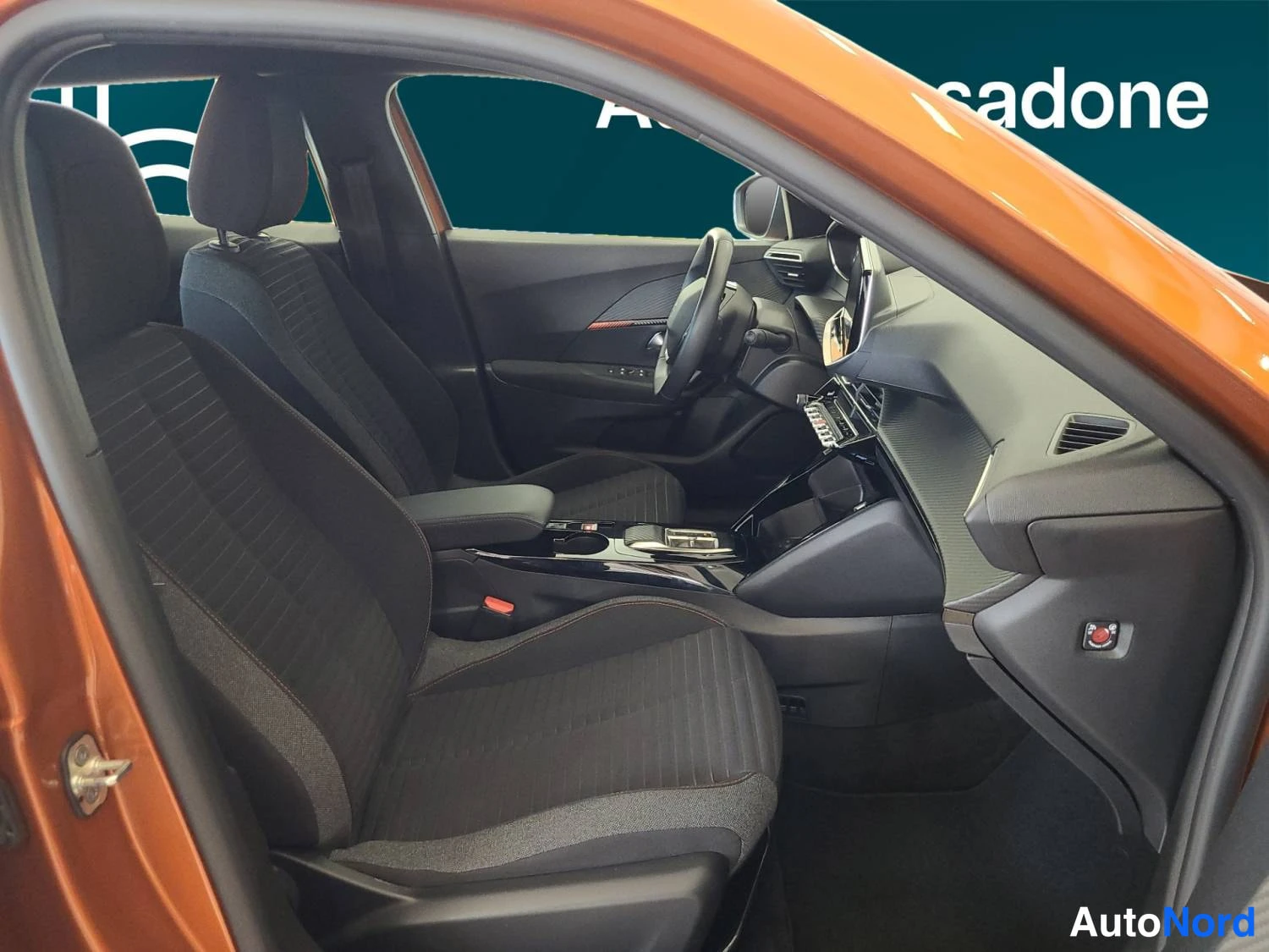 Oranssi Peugeot E-2008 2023, kuva 23