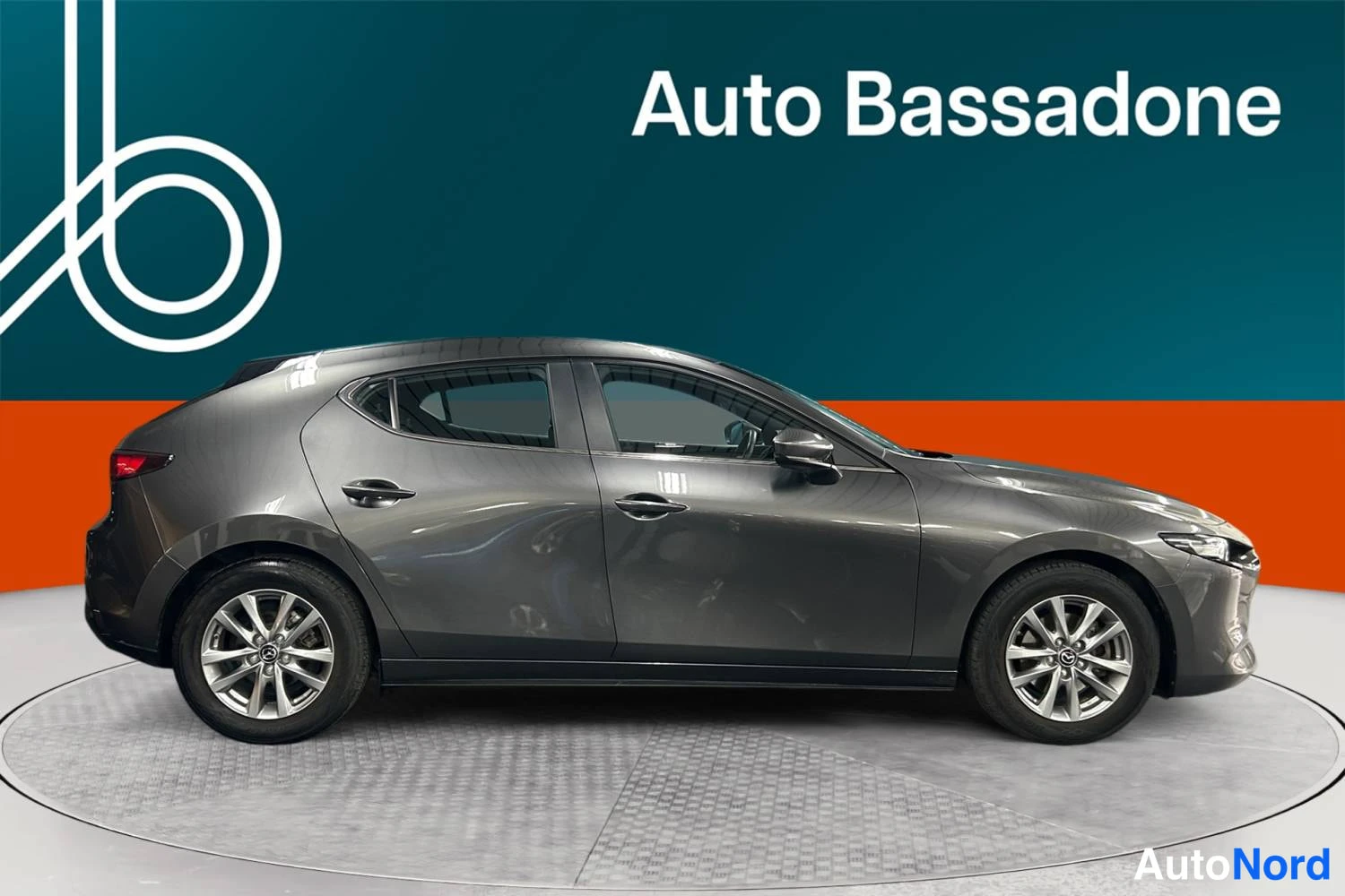 Harmaa Mazda Mazda3 2023, etuviisto, keula oikealle, kuva 2