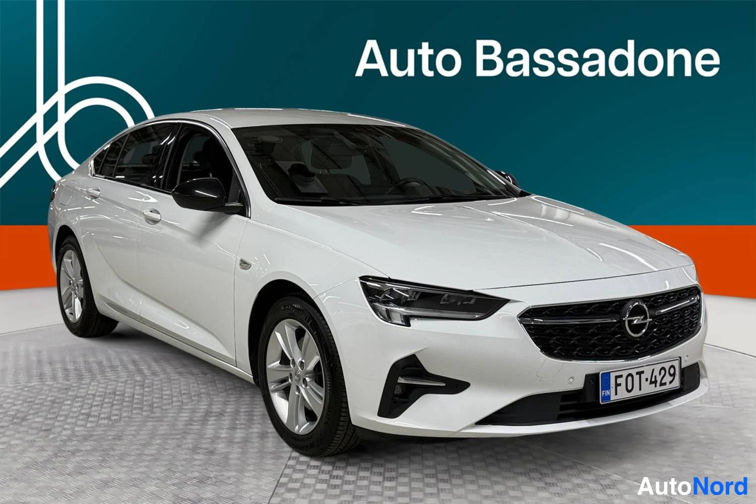 Valkoinen Opel Insignia Grand Sport 2022, etuviisto, keula oikealle, kuva 3