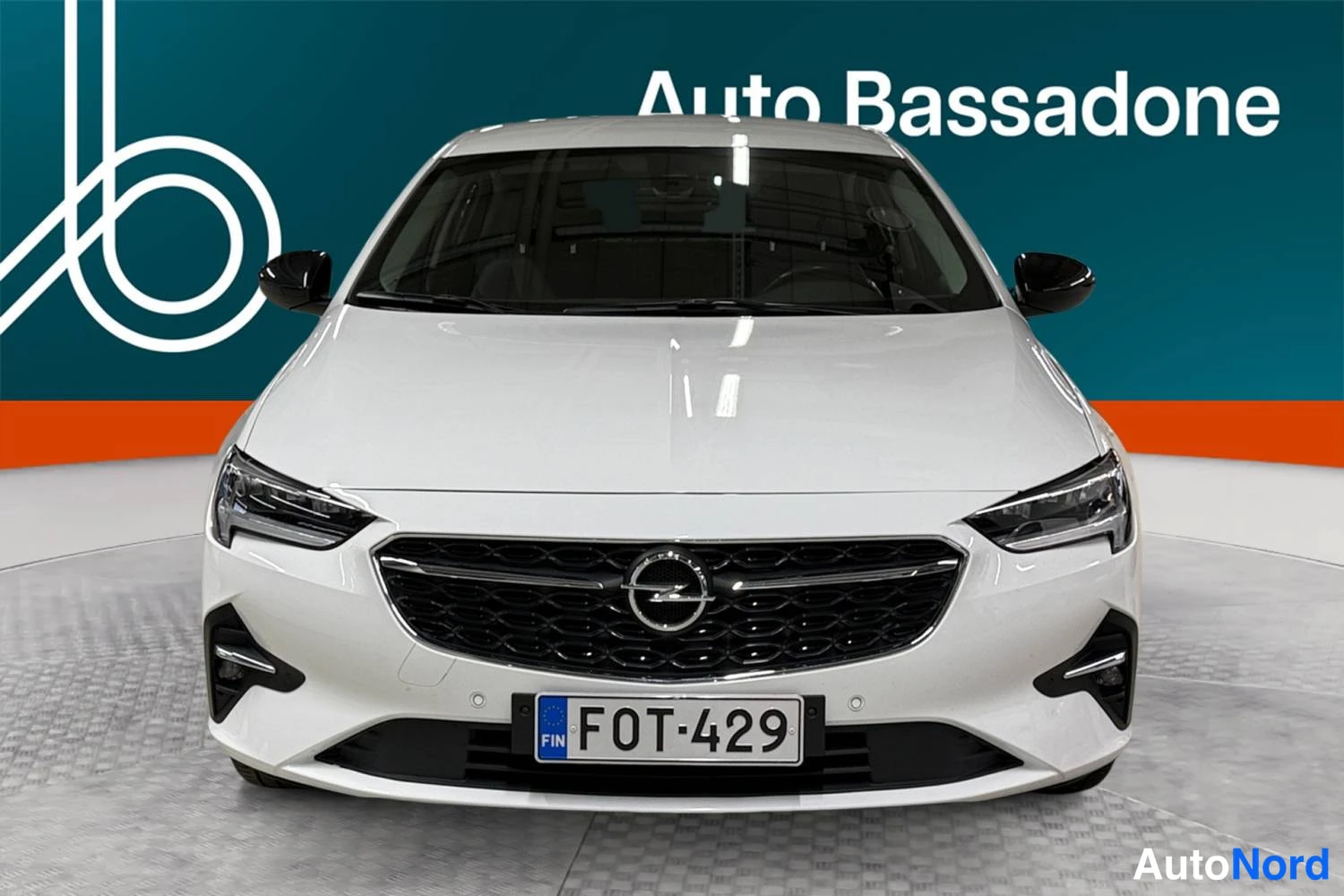 Valkoinen Opel Insignia Grand Sport 2022, edestä, kuva 4