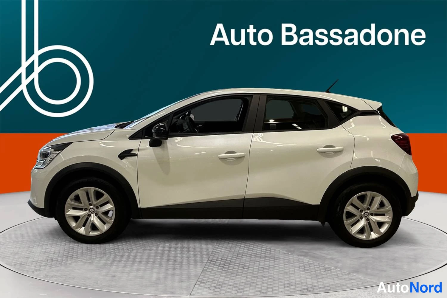 Valkoinen Renault Captur 2022, sivulta, kuva 4