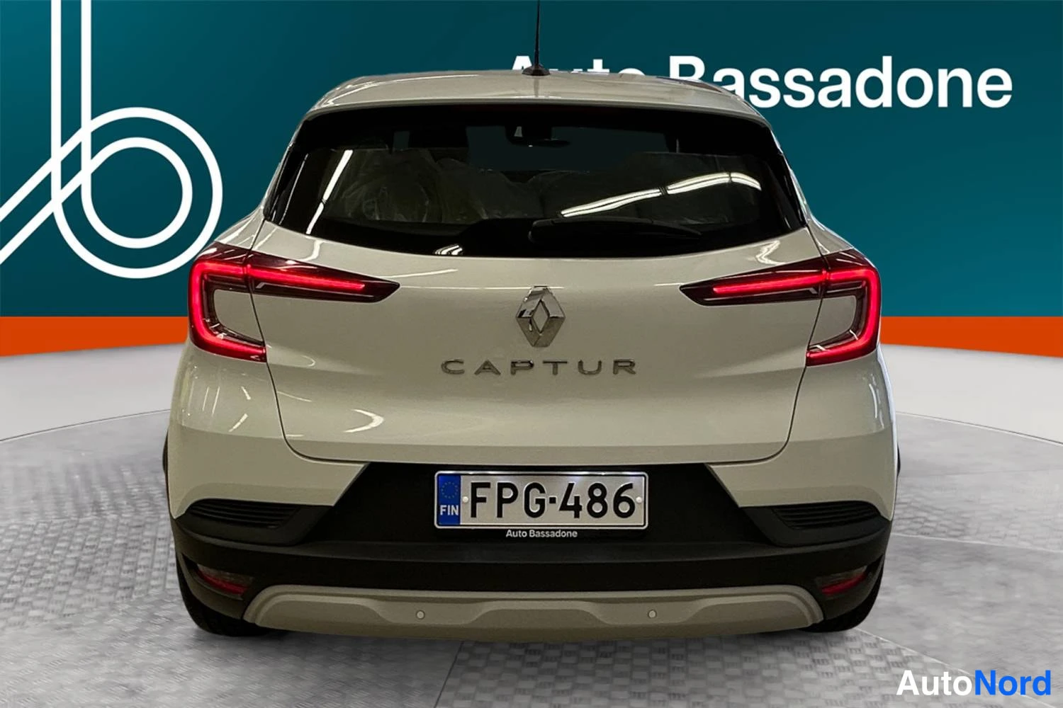 Valkoinen Renault Captur 2022, takaa, kuva 8