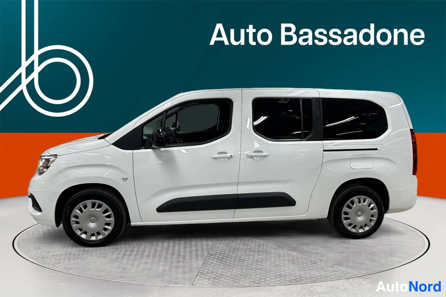Valkoinen Opel Combo Life 2022, sivulta, kuva 5