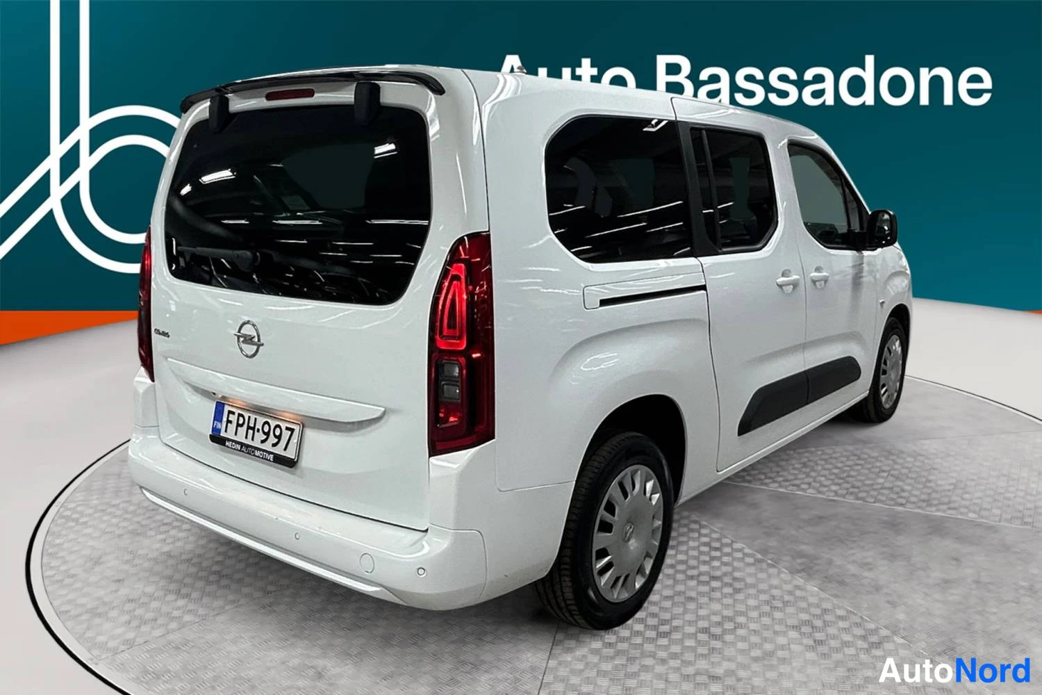 Valkoinen Opel Combo Life 2022, takaviisto, kuva 6