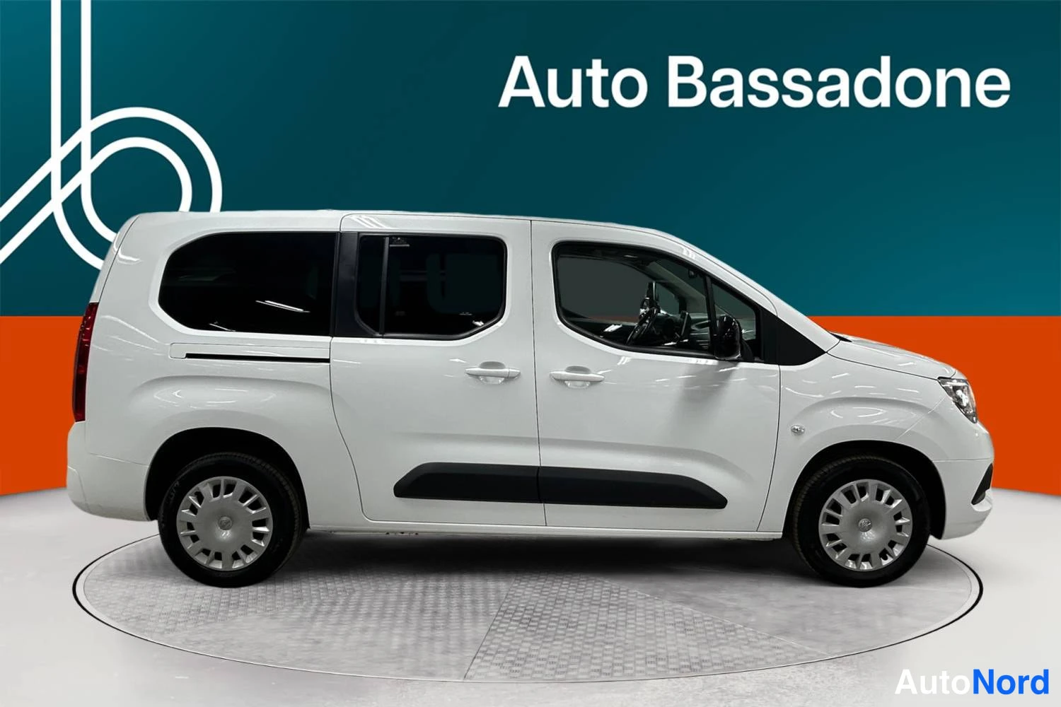 Valkoinen Opel Combo Life 2022, etuviisto, keula oikealle, kuva 2
