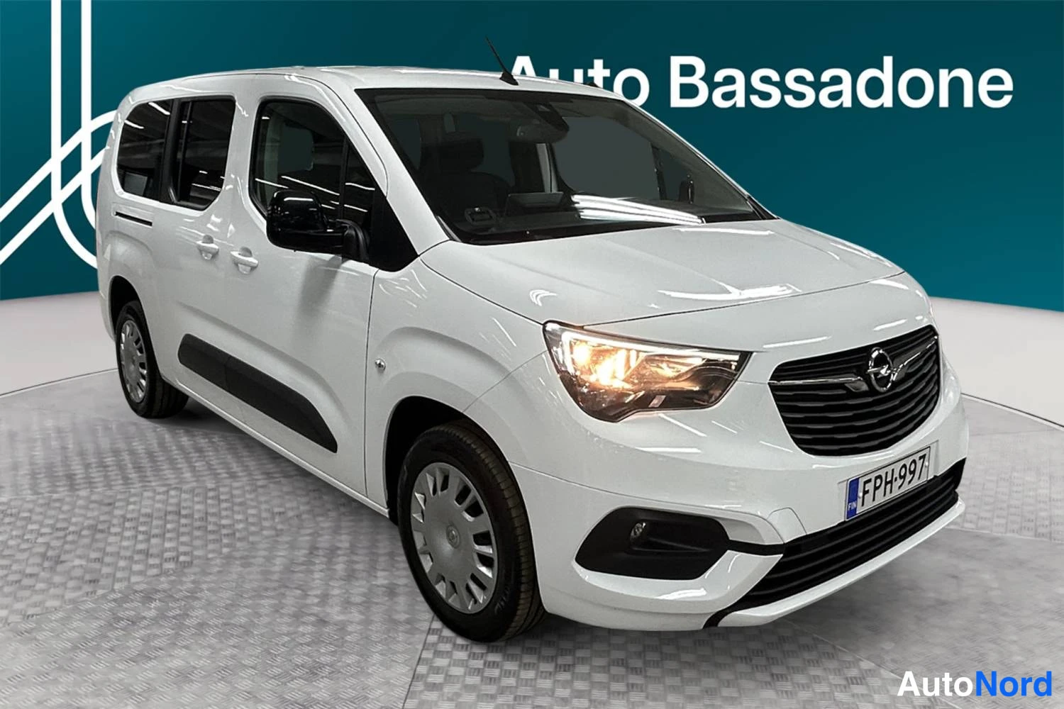 Valkoinen Opel Combo Life 2022, etuviisto, keula oikealle, kuva 3