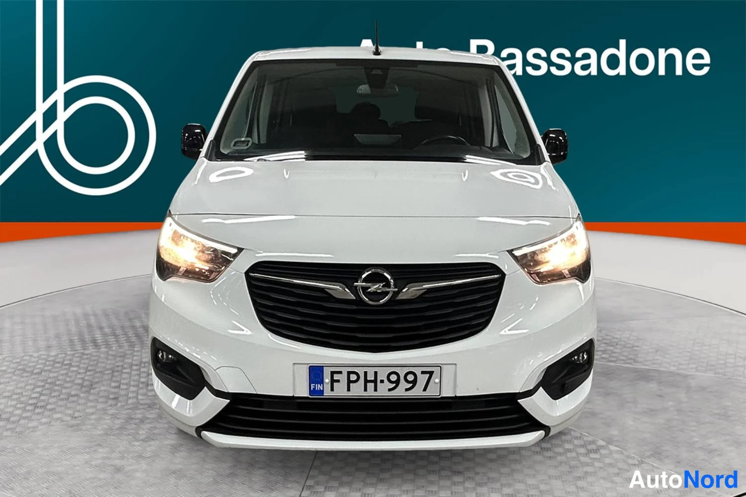 Valkoinen Opel Combo Life 2022, edestä, kuva 4