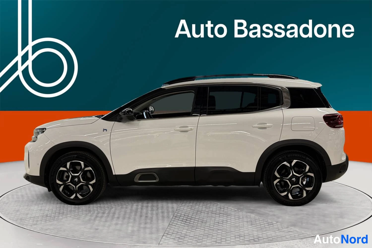 Valkoinen Citroen C5 aircross 2023, sivulta, kuva 5