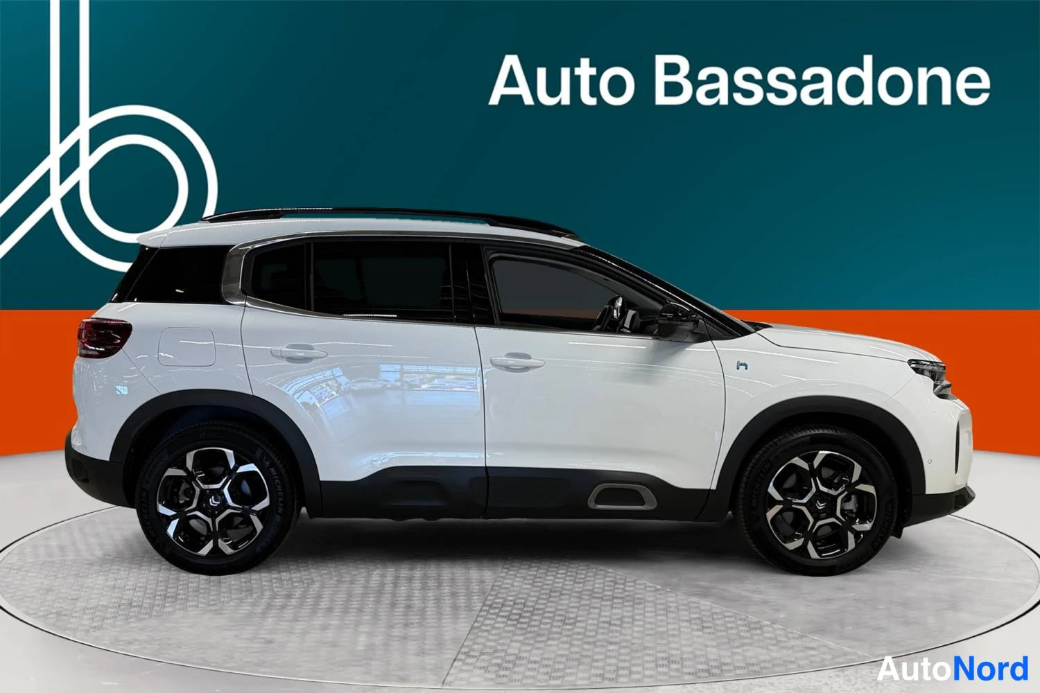 Valkoinen Citroen C5 aircross 2023, sivulta, kuva 6