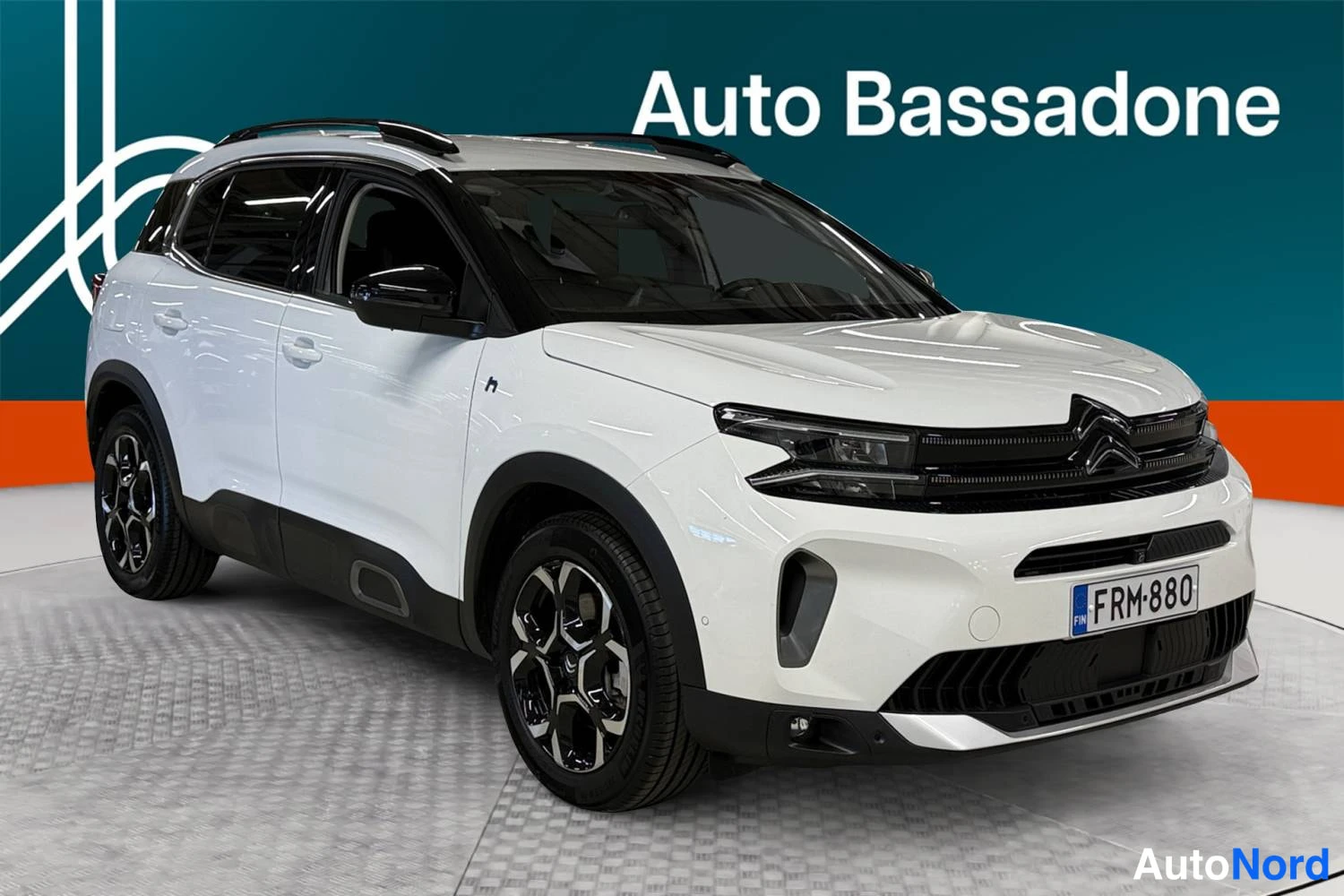 Valkoinen Citroen C5 aircross 2023, etuviisto, keula oikealle, kuva 2