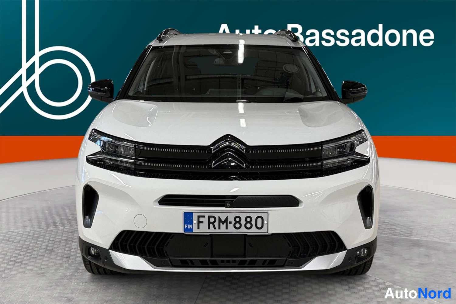 Valkoinen Citroen C5 aircross 2023, edestä, kuva 4