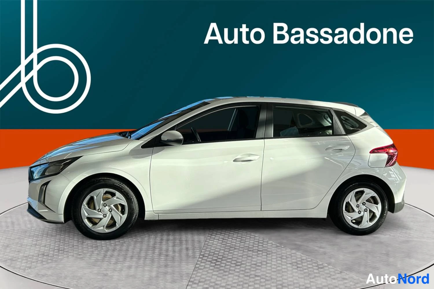 Valkoinen Hyundai I20 2024, etuviisto, keula vasemmalle, kuva 2