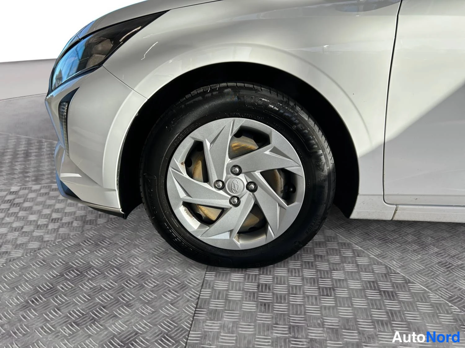 Valkoinen Hyundai I20 2024, etuviisto, keula vasemmalle, kuva 3