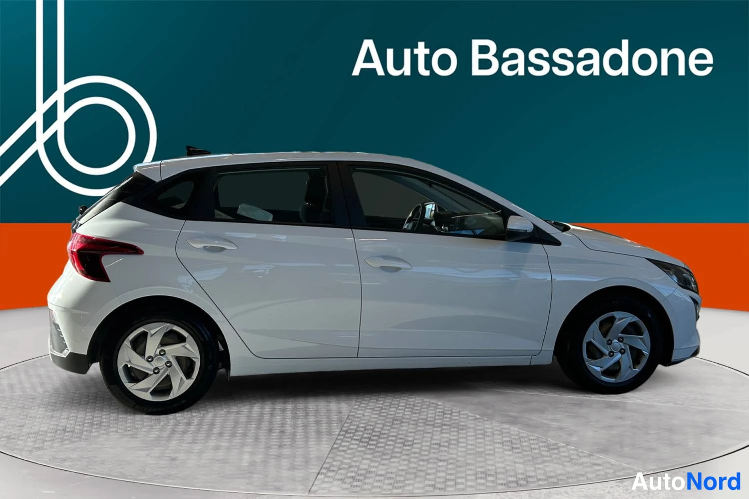Valkoinen Hyundai I20 2024, etuviisto, keula oikealle, kuva 4