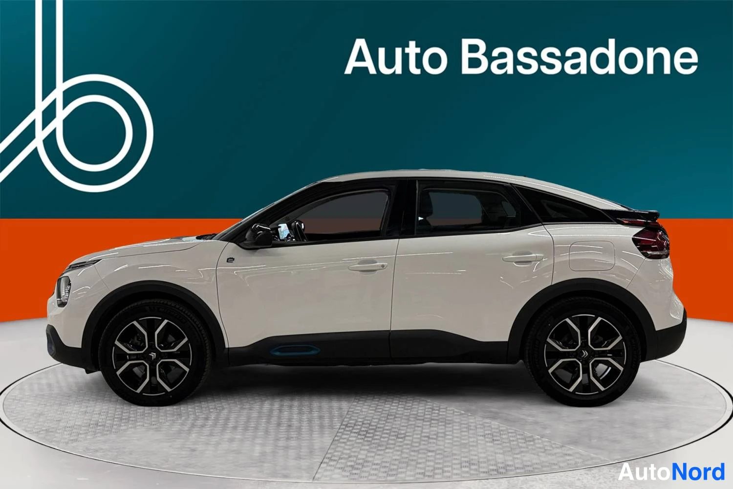 Valkoinen Citroen C4 2023, sivulta, kuva 5