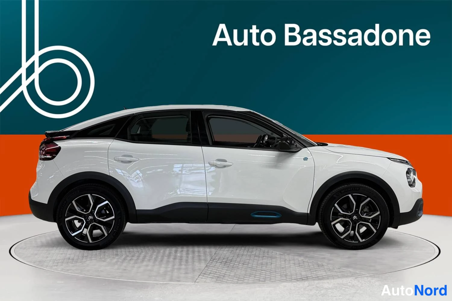 Valkoinen Citroen C4 2023, etuviisto, keula oikealle, kuva 2