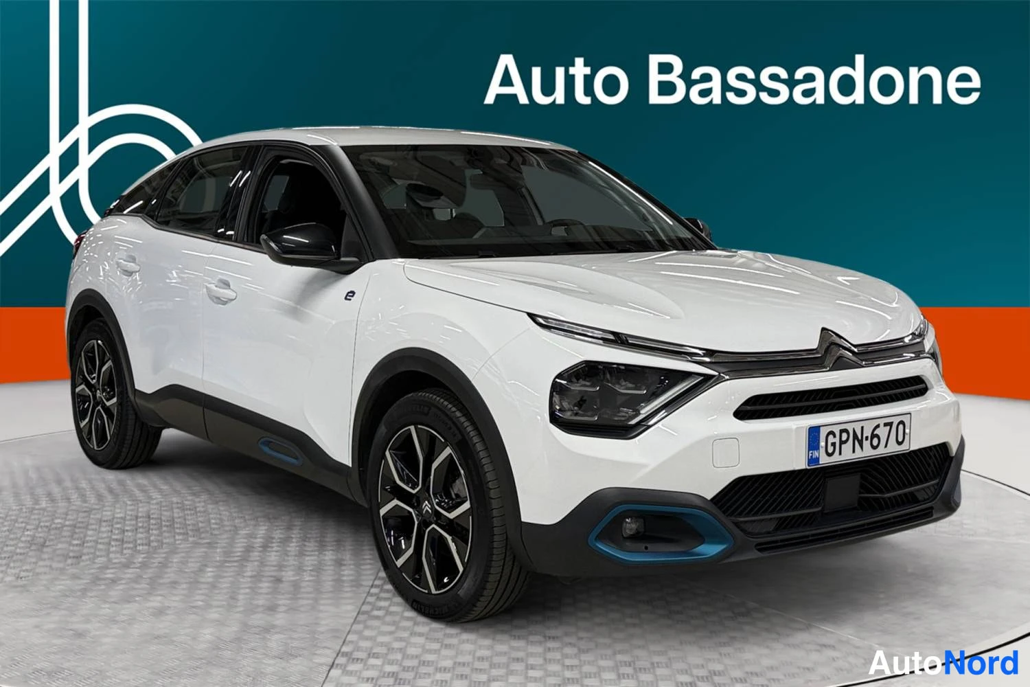 Valkoinen Citroen C4 2023, etuviisto, keula oikealle, kuva 3