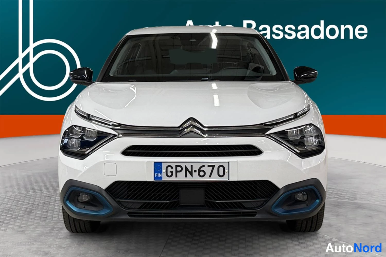 Valkoinen Citroen C4 2023, edestä, kuva 4