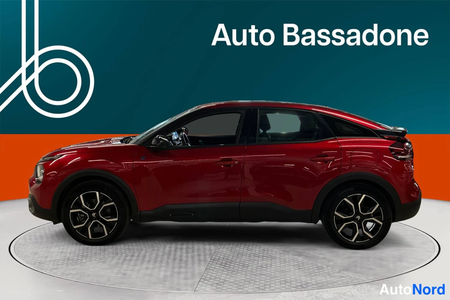 Punainen Citroen C4 2023, sivulta, kuva 5