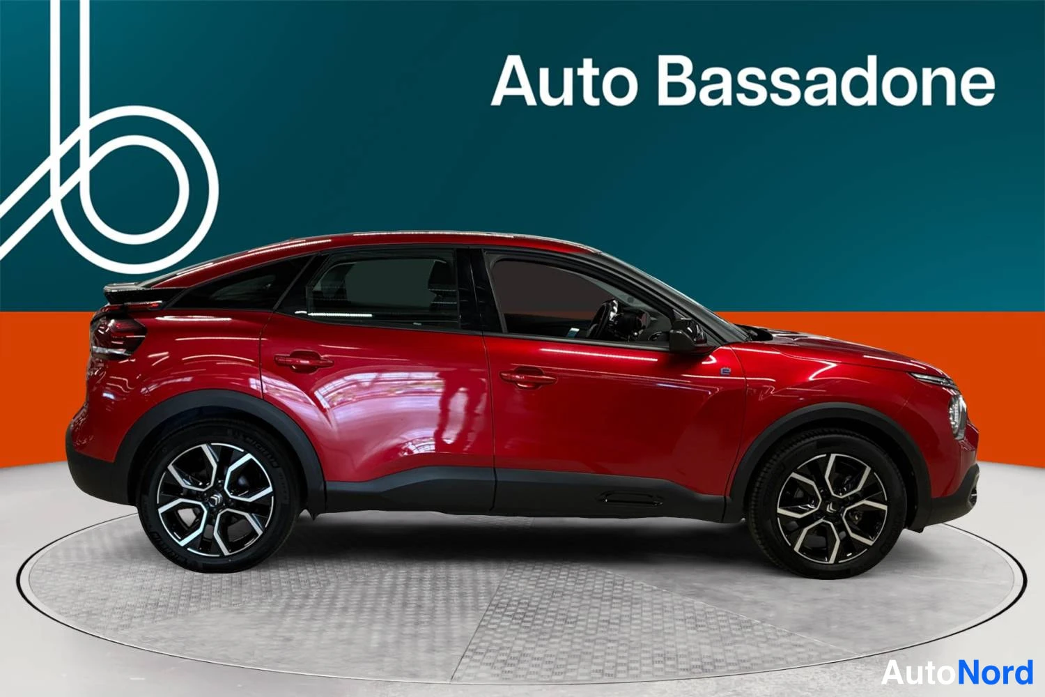 Punainen Citroen C4 2023, sivulta, kuva 4