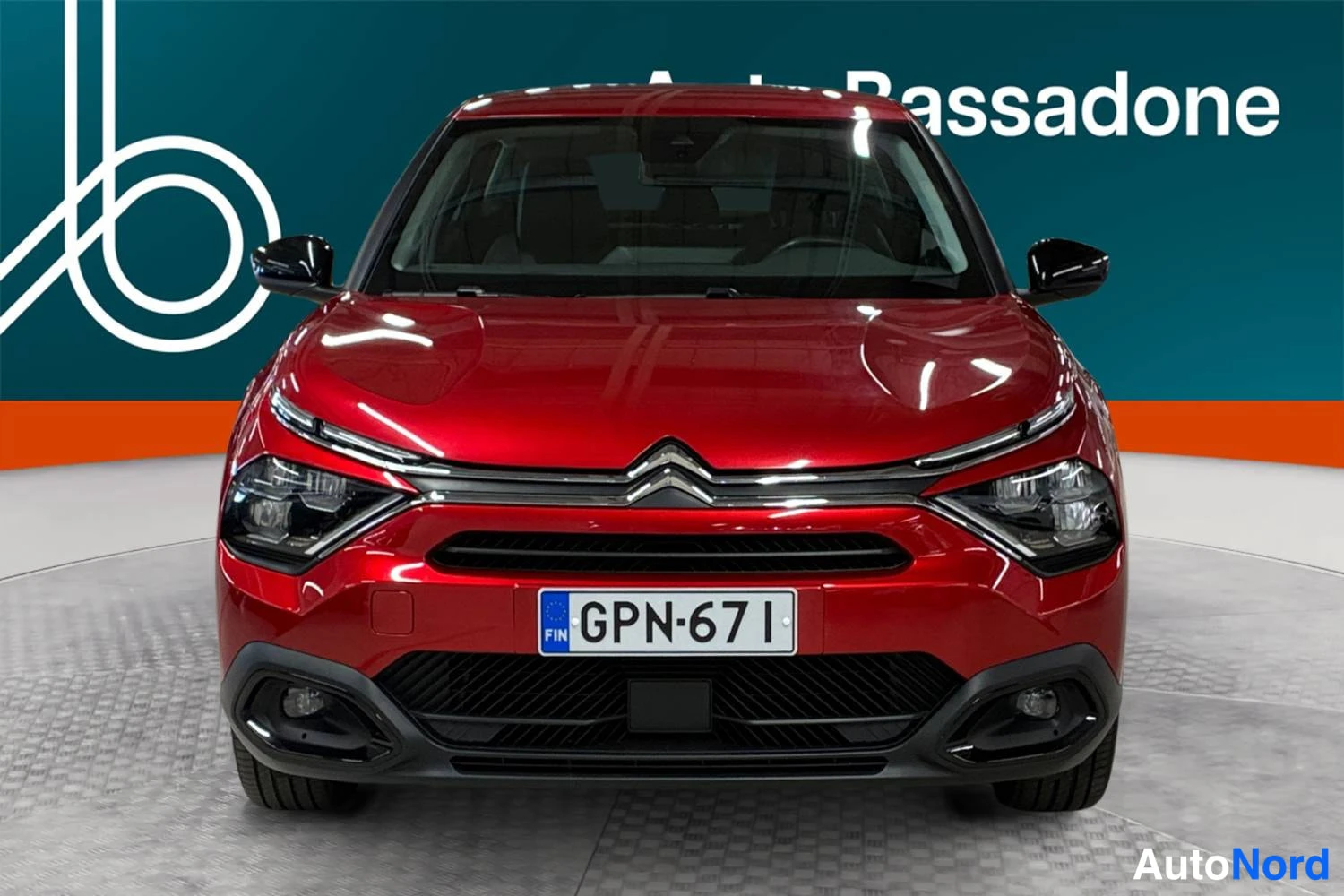 Punainen Citroen C4 2023, edestä, kuva 3